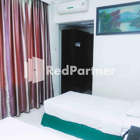 Hotel Yasmin Makassar RedPartner Bagian luar foto
