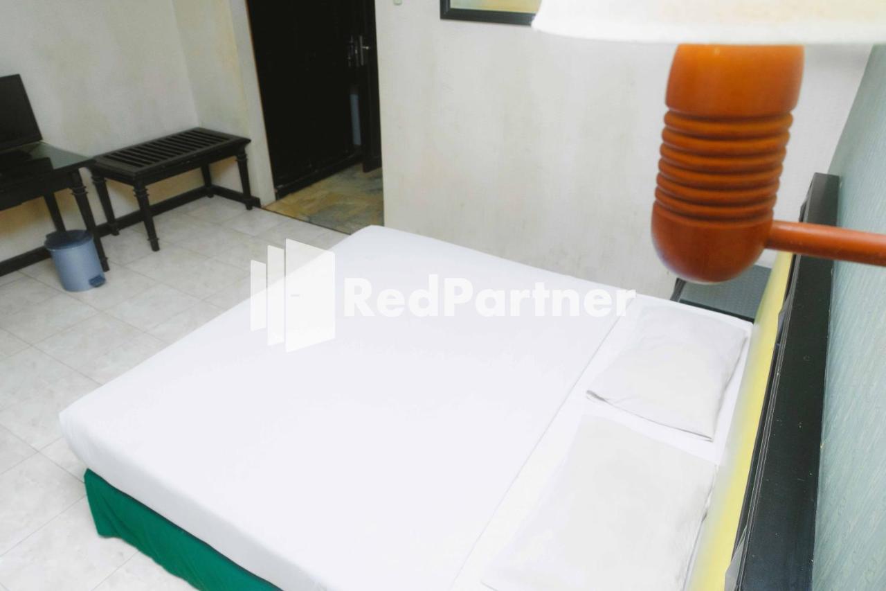 Hotel Yasmin Makassar RedPartner Bagian luar foto