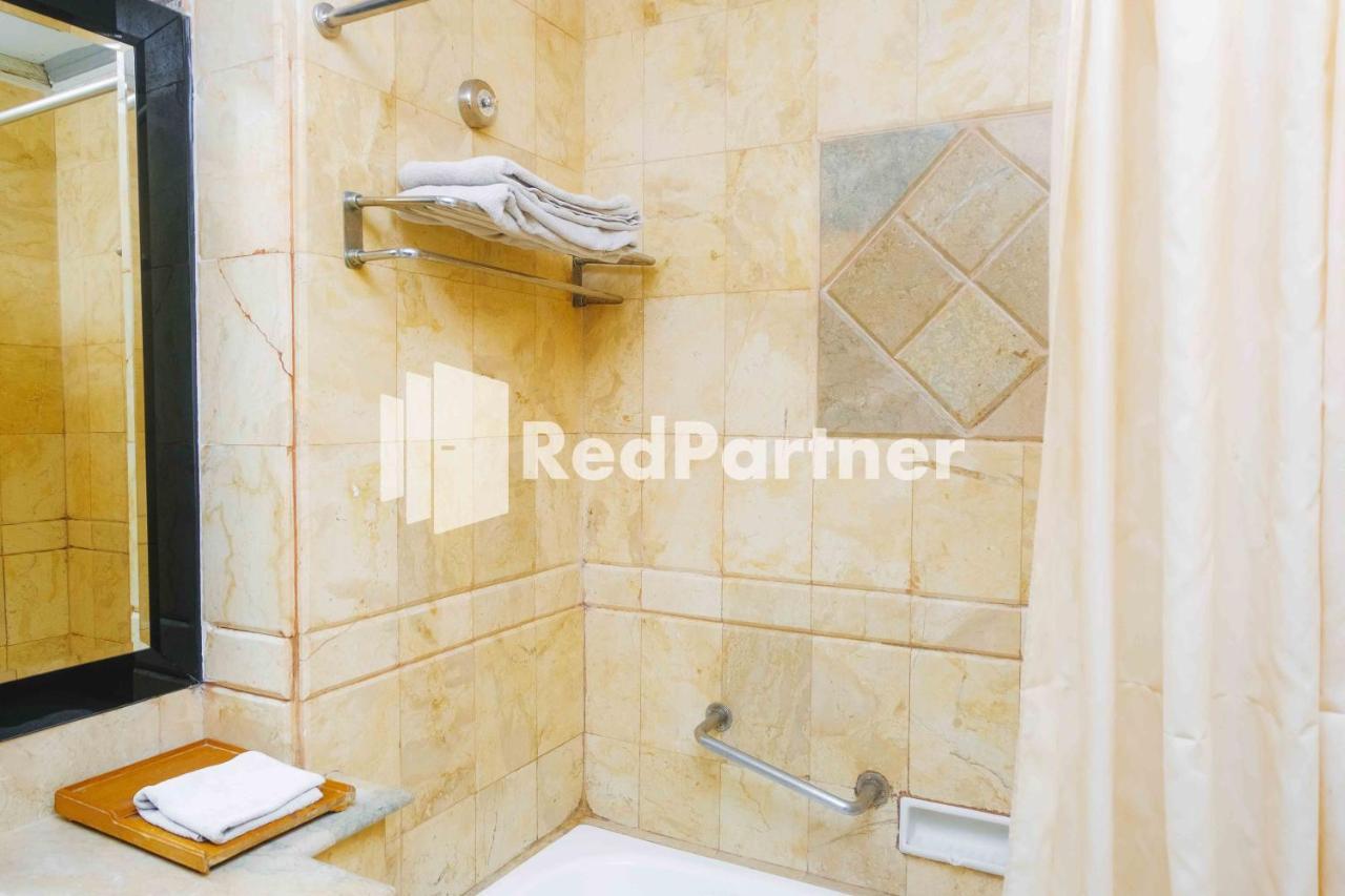 Hotel Yasmin Makassar RedPartner Bagian luar foto