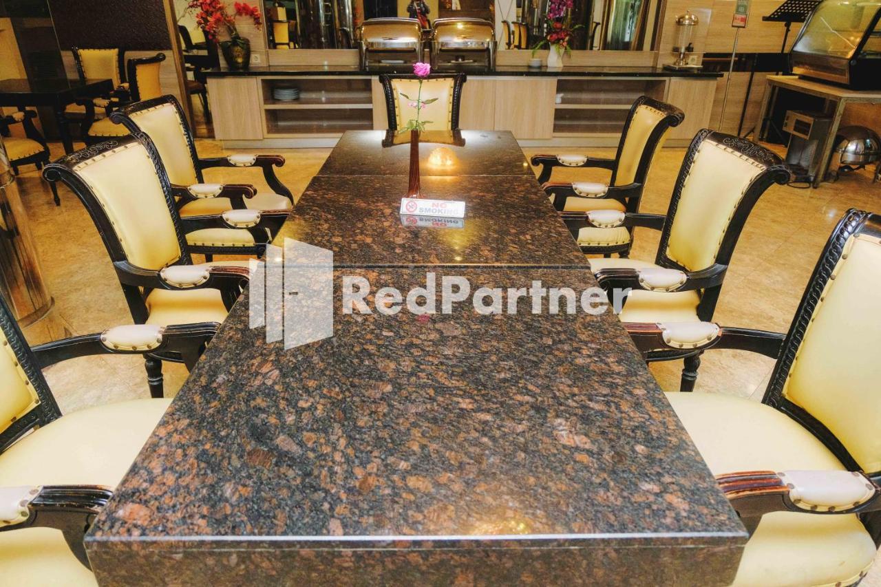 Hotel Yasmin Makassar RedPartner Bagian luar foto