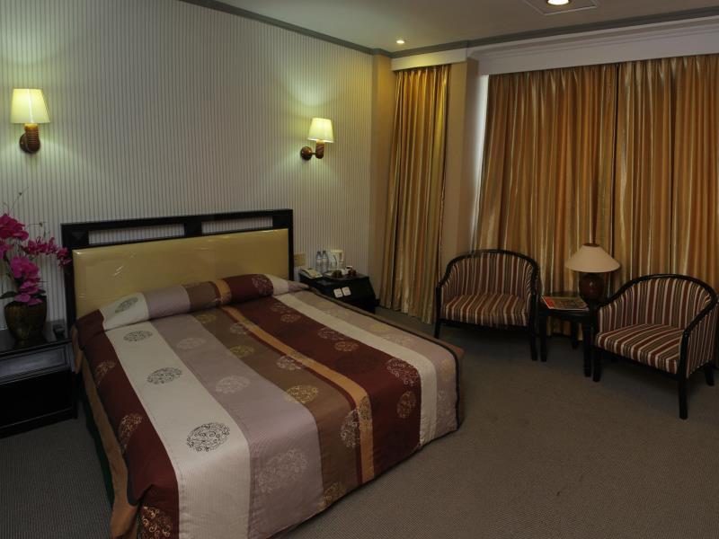 Hotel Yasmin Makassar RedPartner Bagian luar foto