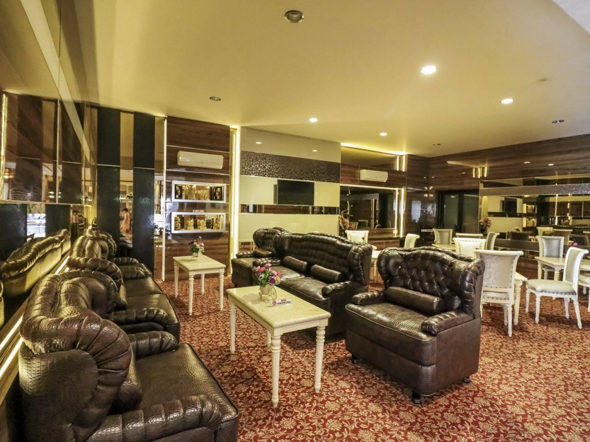 Hotel Yasmin Makassar RedPartner Bagian luar foto