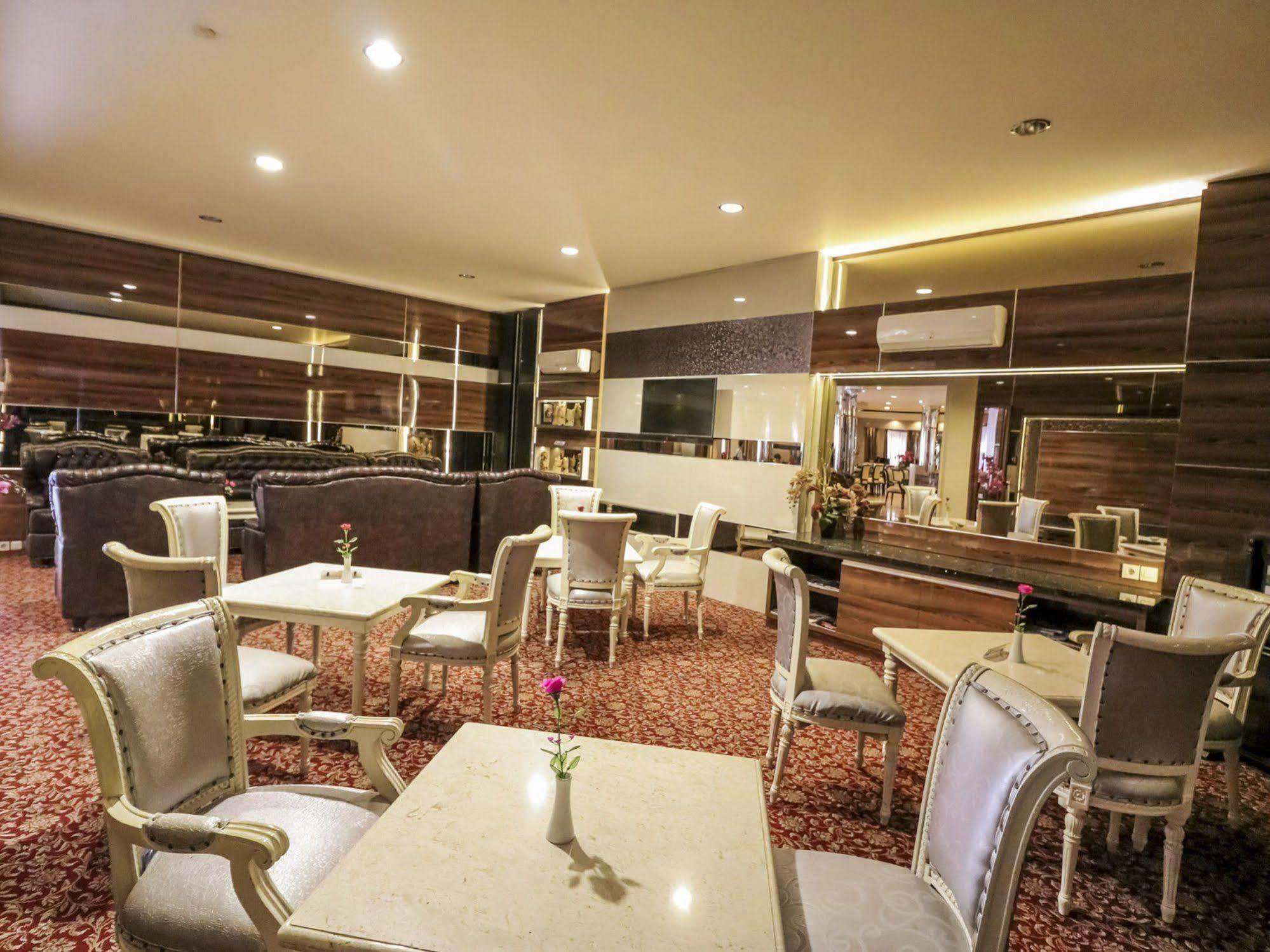 Hotel Yasmin Makassar RedPartner Bagian luar foto