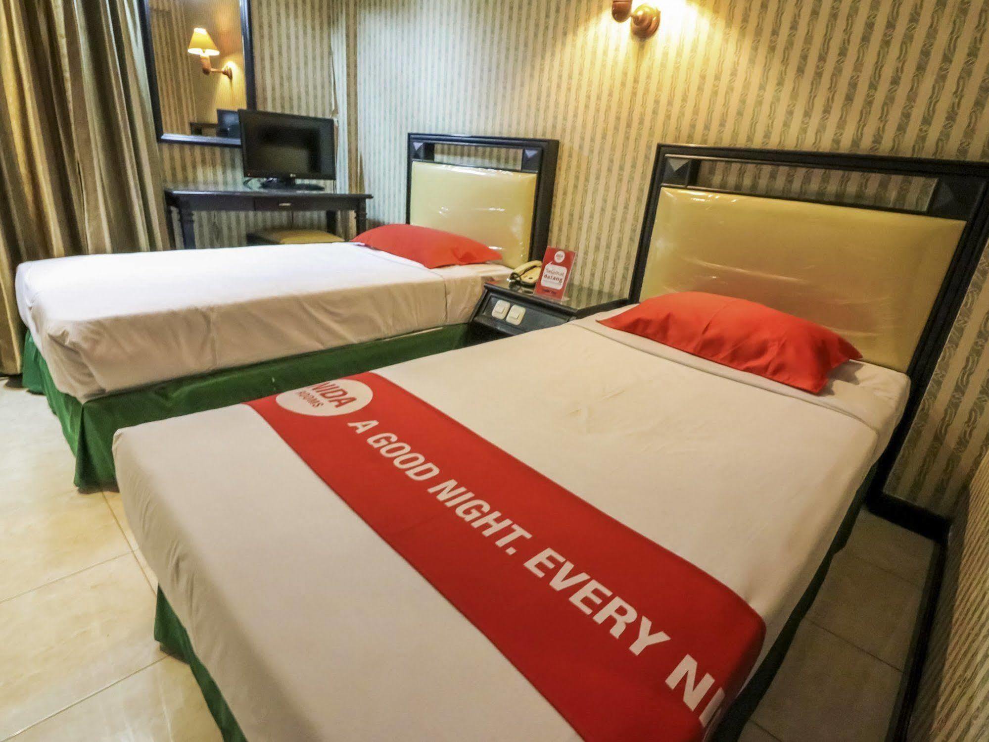 Hotel Yasmin Makassar RedPartner Bagian luar foto